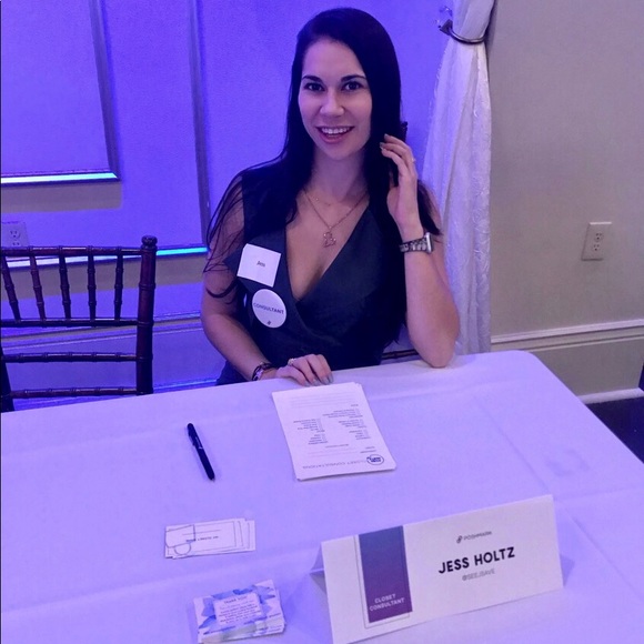 Meet Your Posher! 👋🏼☺️ - Picture 3 of 6